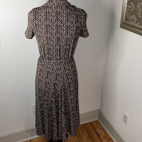BCBG MaxAzria brown print wrap around circular dress V cleavage Sz M - Picture 4 of 6
